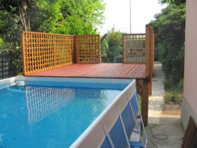 Terrazzino in legno per piscina